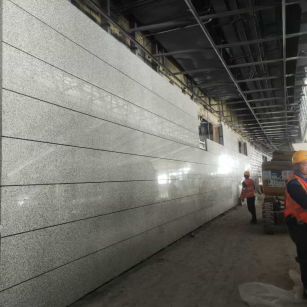 芝麻白光面-高铁站外墙干挂施工