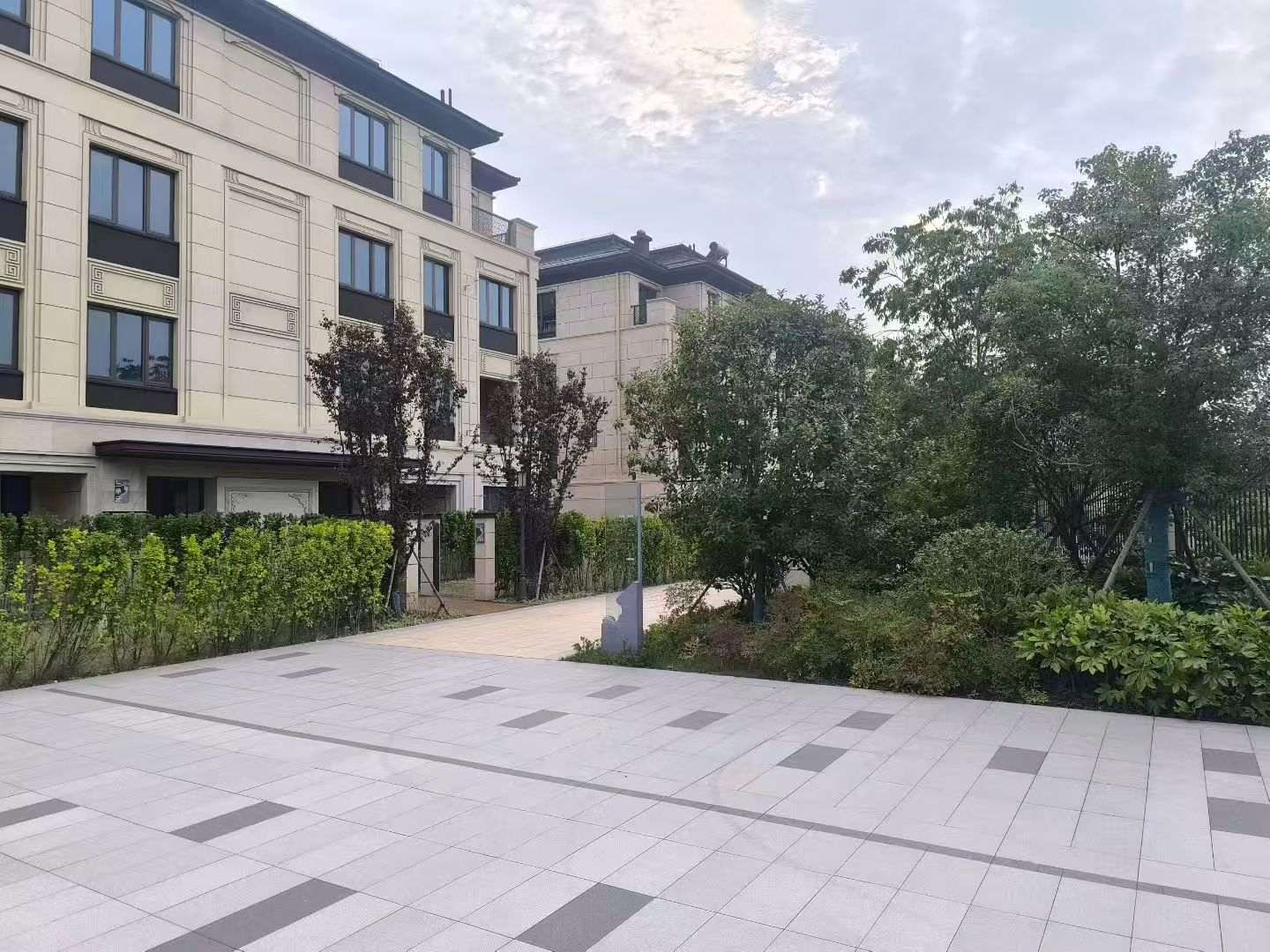 荆门 芝麻白与芝麻白搭配铺装，尺寸1200*600